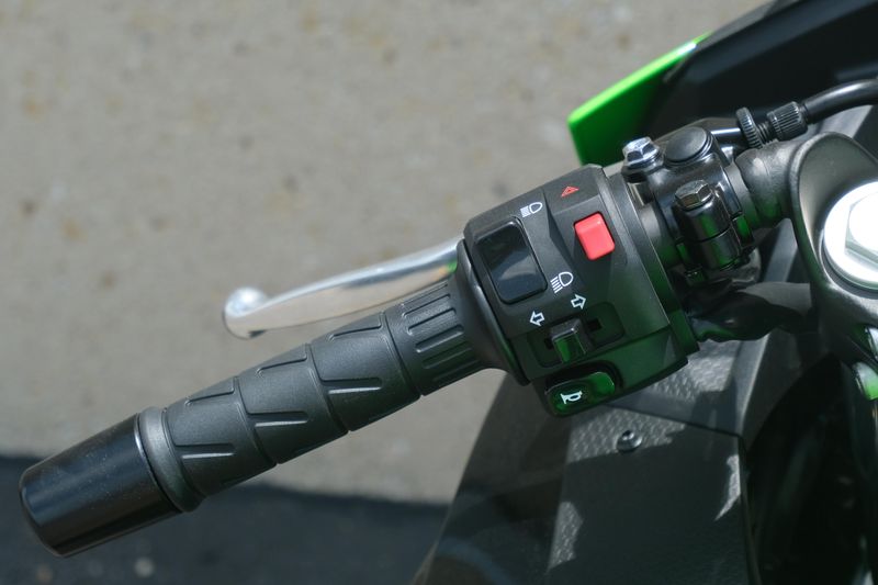 2025 Kawasaki NINJA 500 KRT EDITION SE ABS LIME GREEN AND EBONY AND PEARL BLIZZARD WHITE Image 15