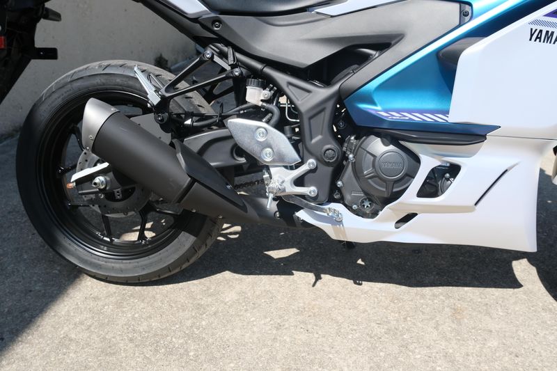 2025 Yamaha YZFR3 ABS LUNAR WHITE AND NEBULA BLUE Image 30