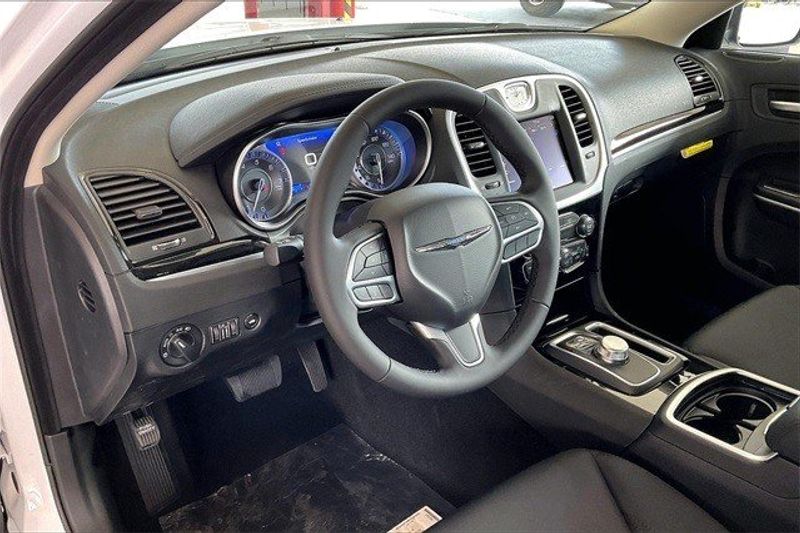 2023 Chrysler 300 TouringImage 6