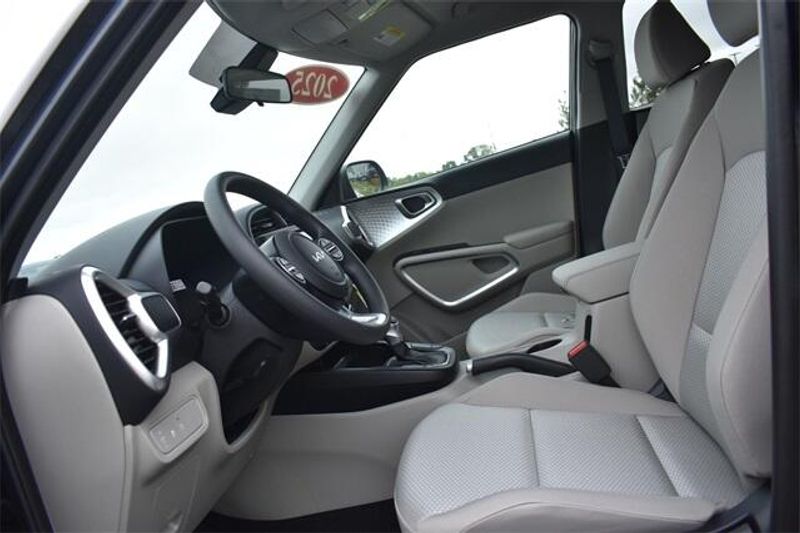 New 2025 Kia Soul LXImage 19