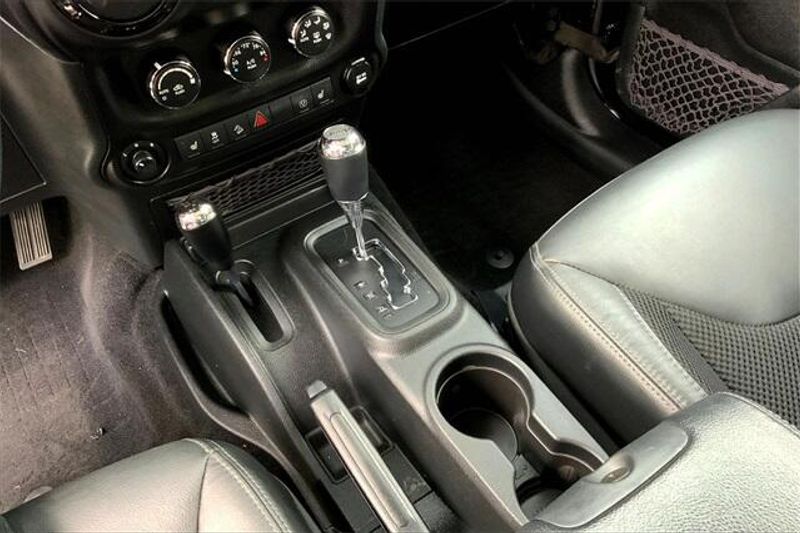 Used 2017 Jeep Wrangler JK Unlimited SaharaImage 17