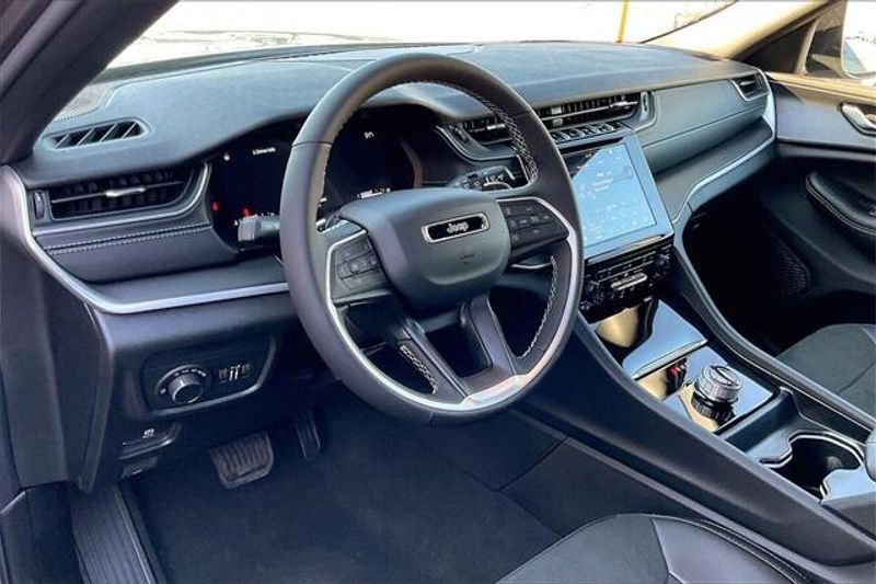 New 2025 Jeep Grand Cherokee Altitude 4x2Image 6