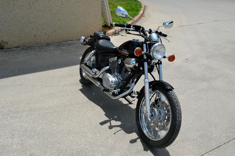 2025 Yamaha V STAR 250 RAVEN Image 1