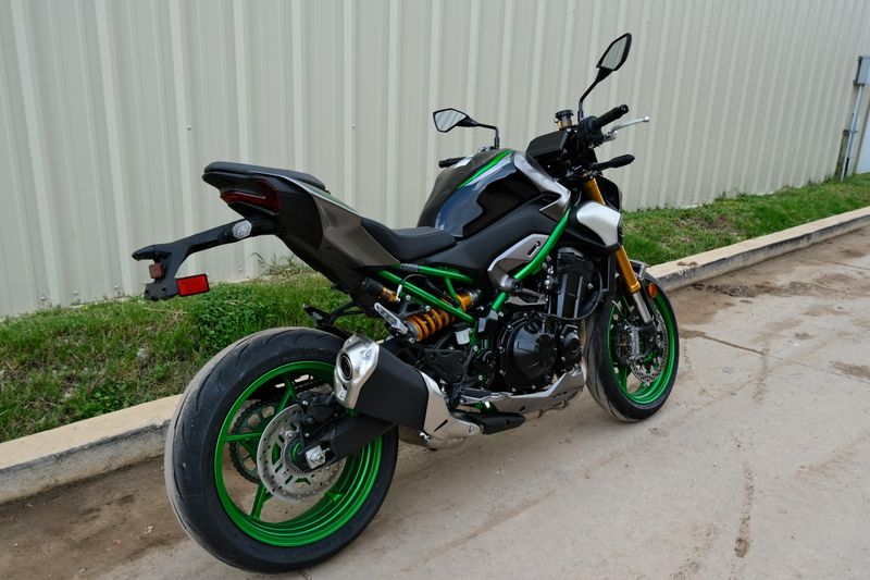 NEW 2025 KAWASAKI Z900 SE ABS Image 3
