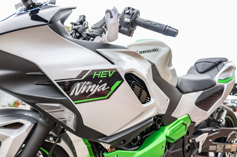 2024 Kawasaki NINJA 7 HYBRID ABS METALLIC BRIGHT SILVER AND METALLIC MATTE LIME GREEN AND EBONYImage 16