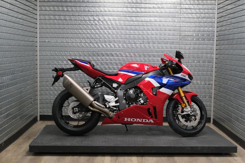 NEW 2026 HONDA CBR1000RRR FIREBLADE SP Image 2