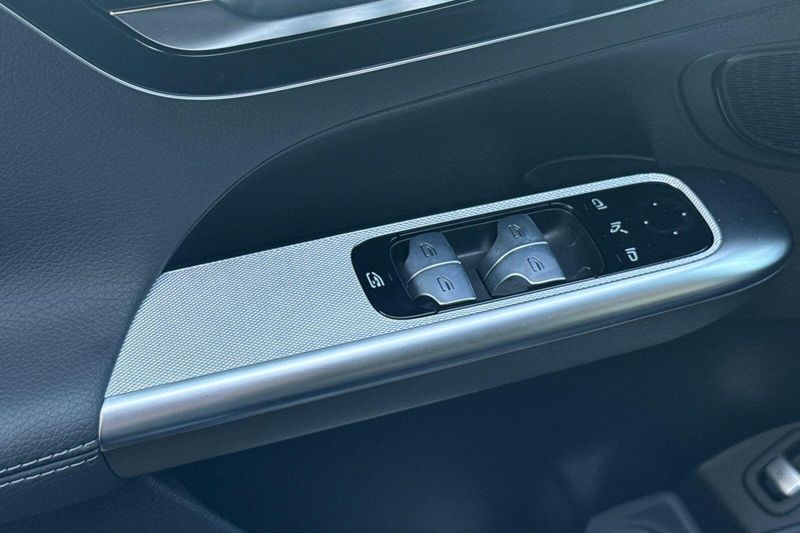 Used 2025 Mercedes-Benz GLC 300Image 12