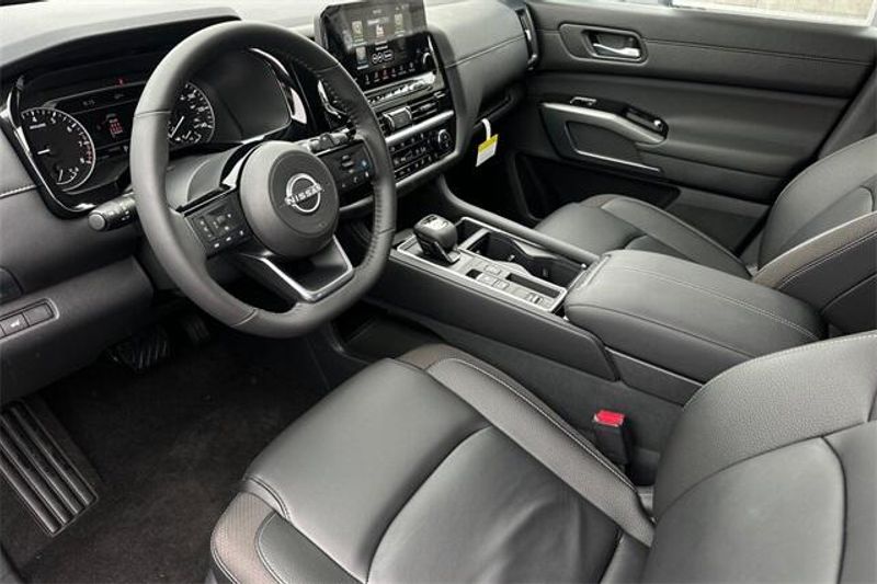 New 2025 Nissan Pathfinder SLImage 7