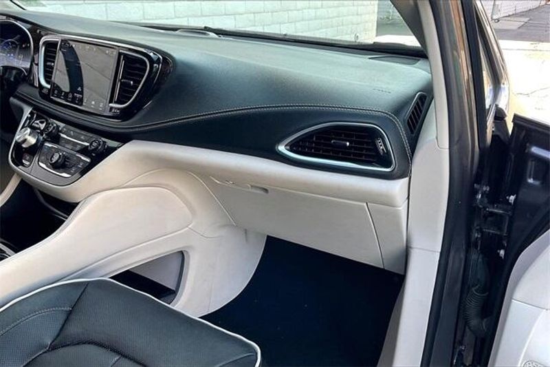 2023 Chrysler Pacifica Hybrid LimitedImage 16
