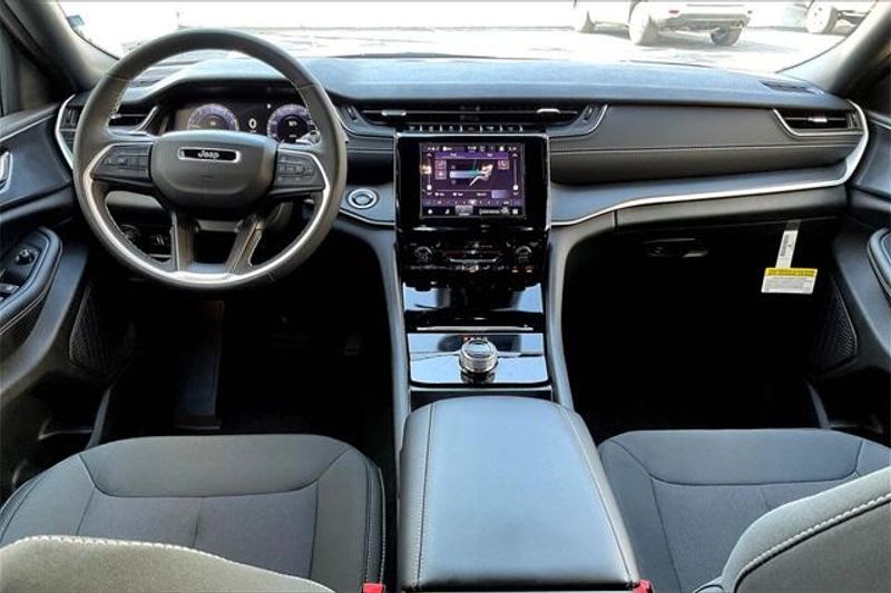 2025 Jeep Grand Cherokee Laredo photo 4