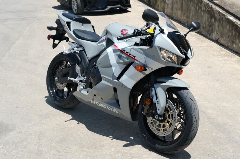 2025 Honda CBR600RR ABS DEEP PEARL GRAY Image 1