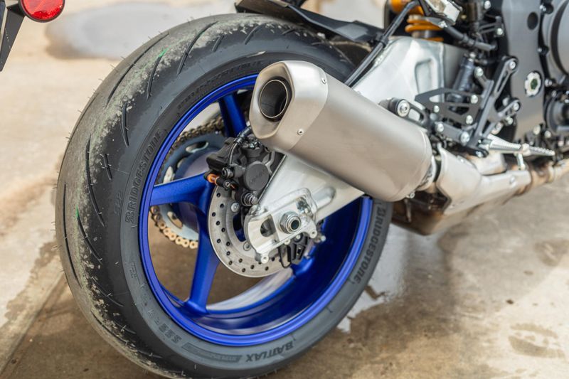 2025 Yamaha MT10 SP LIQUID METAL AND RAVEN Image 8