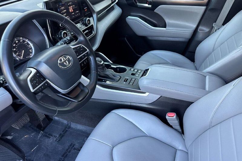 Used 2023 Toyota Highlander XLEImage 9