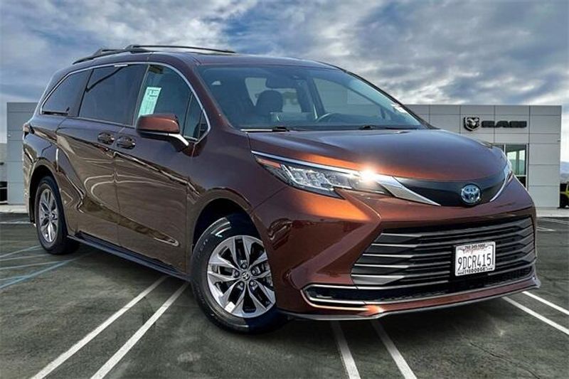 Used 2022 Toyota Sienna LE HybridImage 12