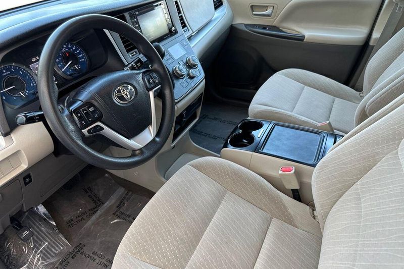Used 2018 Toyota Sienna LEImage 9
