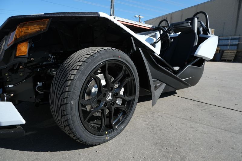 2024 Polaris SLINGSHOT S AUTODRIVE MOONLIGHT WHITEImage 8