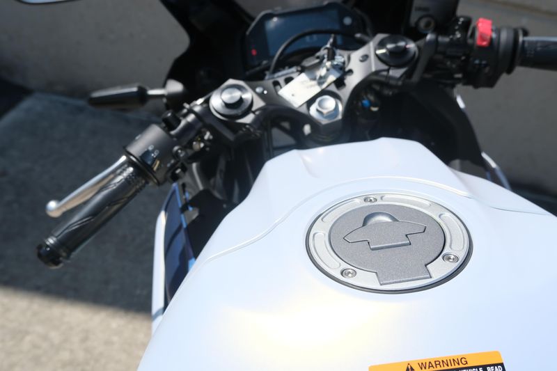 2025 Yamaha YZFR3 ABS LUNAR WHITE AND NEBULA BLUE Image 19