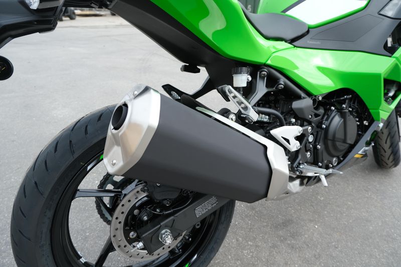 2025 Kawasaki NINJA 500 KRT EDITION LIME GREEN AND EBONY AND PEARL BLIZZARD WHITEImage 11