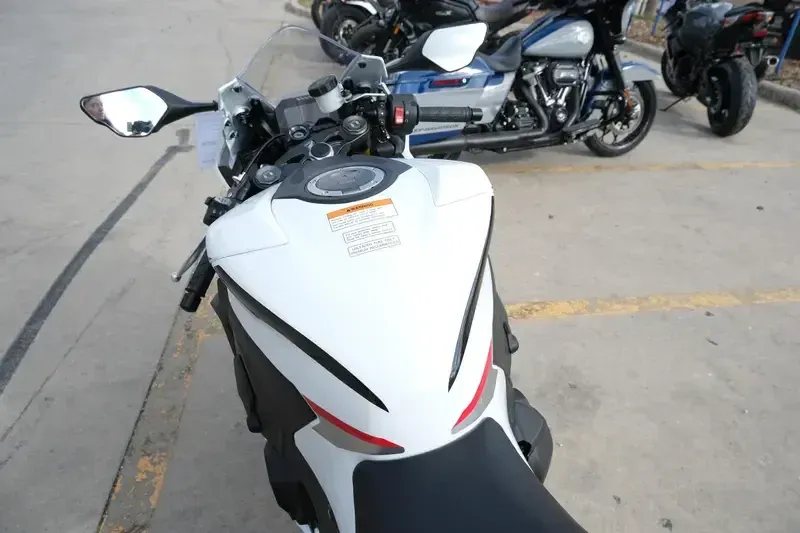 2025 Honda CBR1000RR PEARL WHITE Image 15