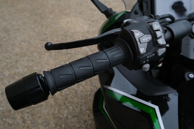 2023 Kawasaki NINJA 1000 SX EMERALD BLAZE GREEN AND METALLIC DIABLO BLACK AND METALLIC GRAPHITE GRAY Image 5