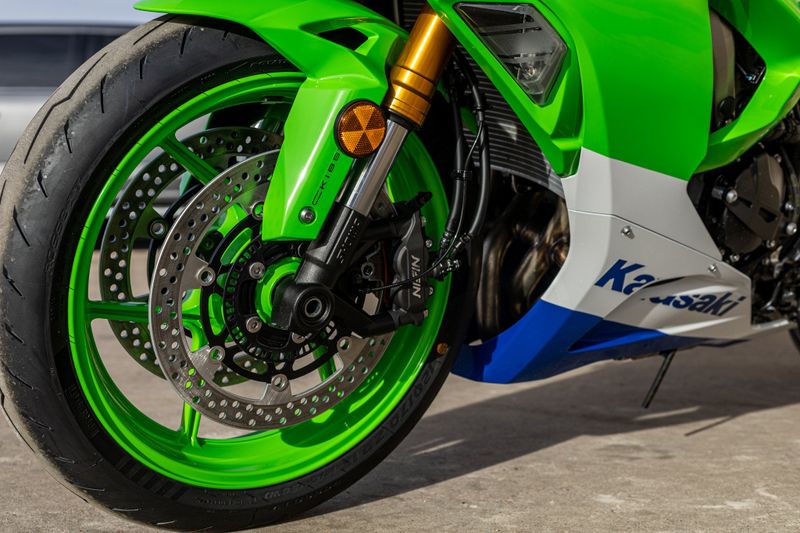 2024 KAWASAKI NINJA ZX6R 40TH ANNIVERSARY EDITION ABS LIME GREEN AND PEARL CRYSTAL WHITE AND BLUEImage 11