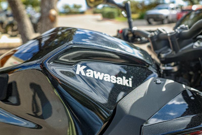 2025 Kawasaki Z500 ABS METALLIC SPARK BLACK AND METALLIC MATTE GRAPHENESTEEL GRAY Image 8