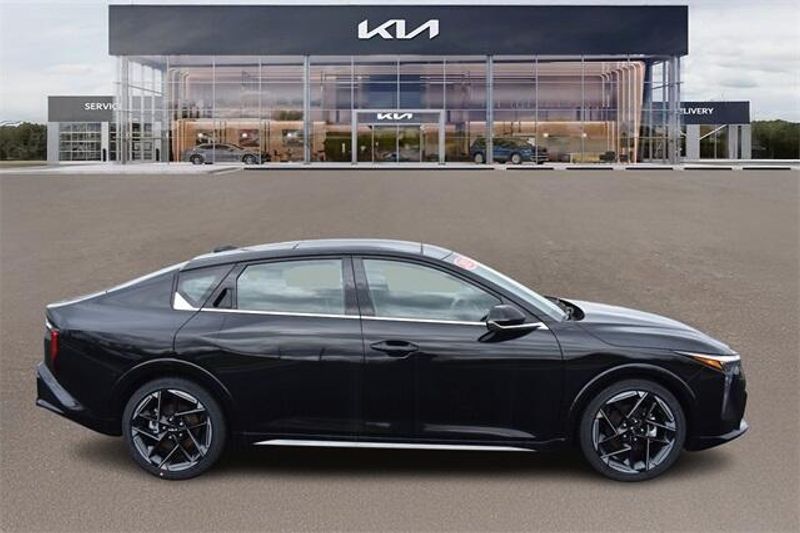2025 Kia K4 GT-LineImage 2