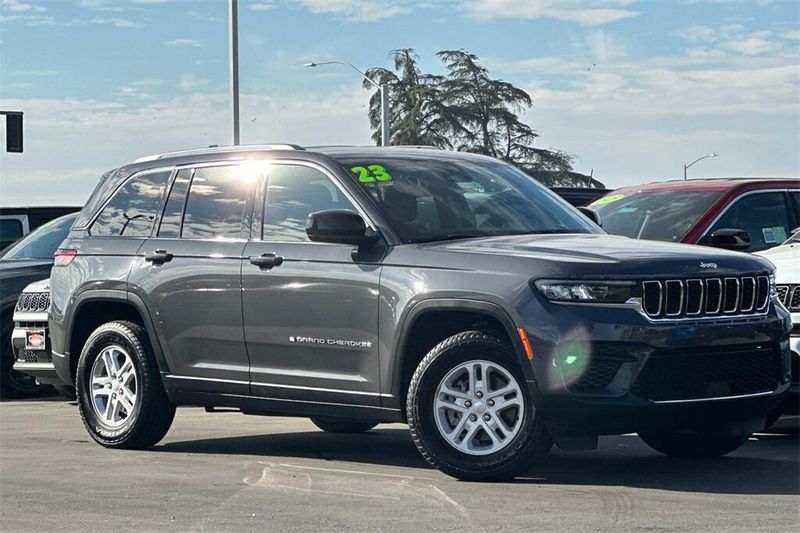 2023 Jeep Grand Cherokee Laredo photo 2