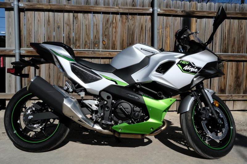 2024 Kawasaki NINJA 7 HYBRID ABS METALLIC BRIGHT SILVER AND METALLIC MATTE LIME GREEN AND EBONYImage 10