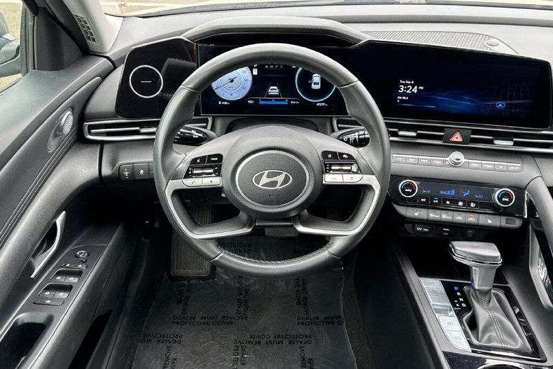 Used 2025 Hyundai Elantra SEL ConvenienceImage 13
