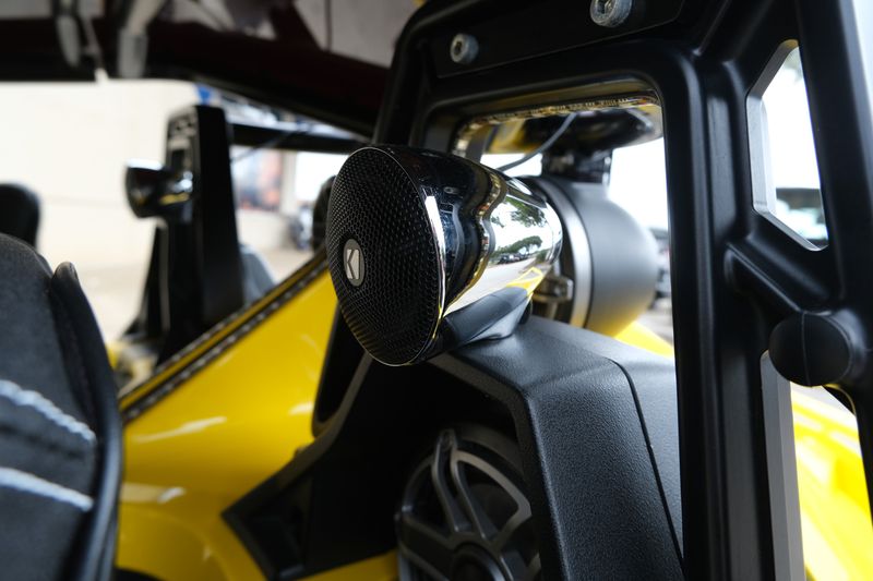 2019 Polaris SLINGSHOT SL ICON 49ST DAYTONA YELLOW Image 11