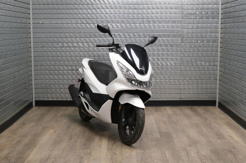 USED 2018 HONDA PCX 150 Image 1