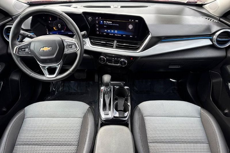 Used 2025 Chevrolet Trax LTImage 12