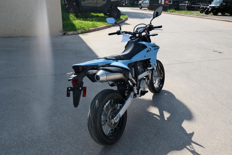 2025 Suzuki DRZ 4SM SKY GRAY Image 3