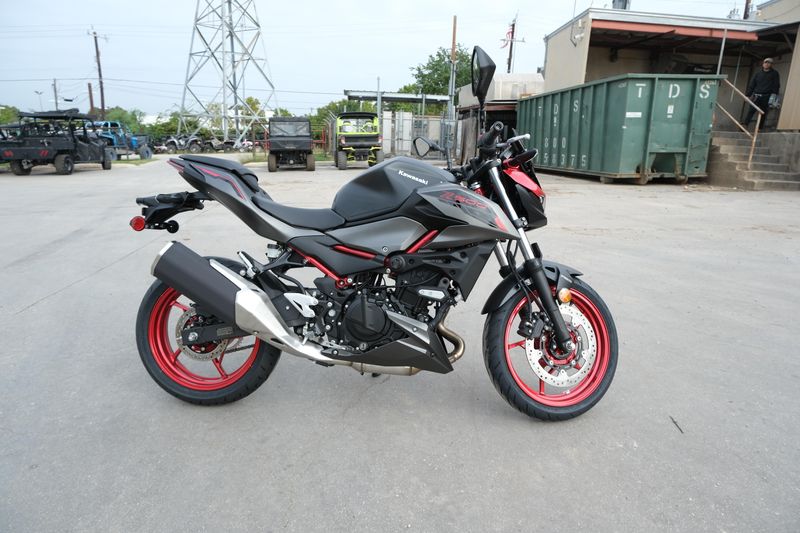 2025 Kawasaki Z500 SE ABS CANDY PERSIMMON RED AND METALLIC FLAT SPARK BLACK AND METALLIC MATTE GRAPHENESTEEL GRAYImage 9