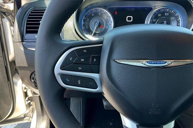 Used 2023 Chrysler 300 TouringImage 18
