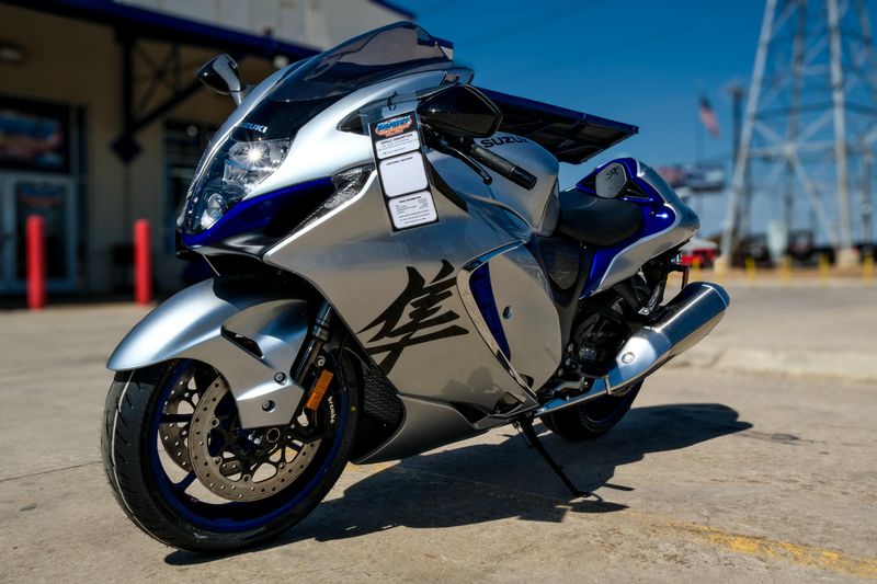 2025 Suzuki HAYABUSA METALLIC MYSTIC SILVER AND PEARL VIGOR BLUEImage 16