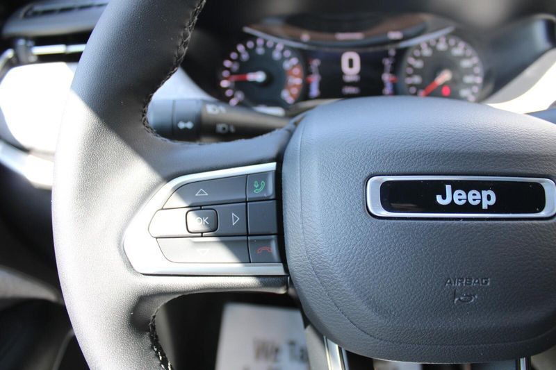 2025 Jeep Compass Latitude photo 14