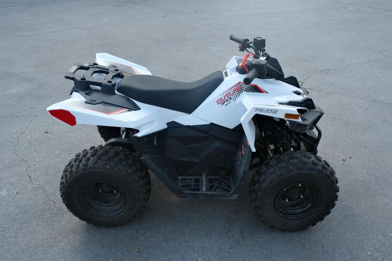 Used 2023 Polaris OUTLAW 70 EFI BRIGHT WHITE AND RED Image 2