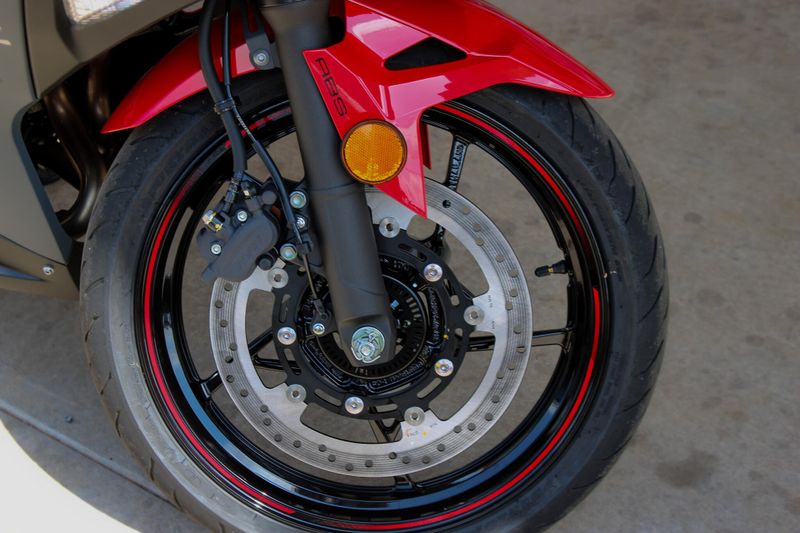 2025 Kawasaki NINJA 500 ABS PASSION RED AND METALLIC FLAT SPARK BLACK AND METALLIC MATTE DARK GRAY Image 14