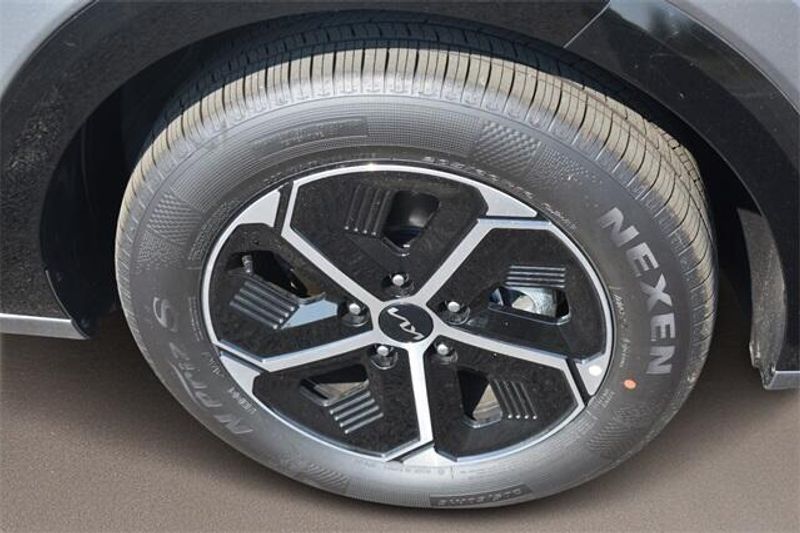 New 2025 Kia Niro SXImage 11