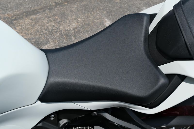2025 Kawasaki NINJA ZX6R PEARL ROBOTIC WHITE AND METALLIC GRAPHITE GRAY Image 12