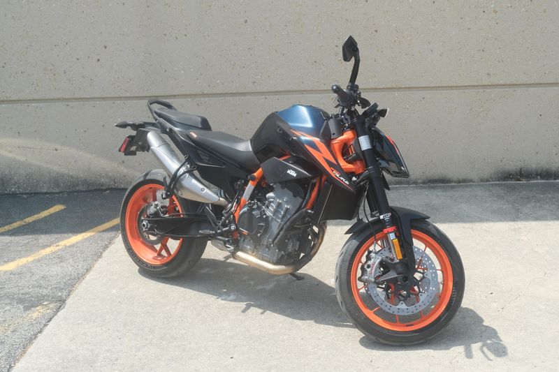2023 KTM 890 DUKE R ORANGE AND BLUE Image 2