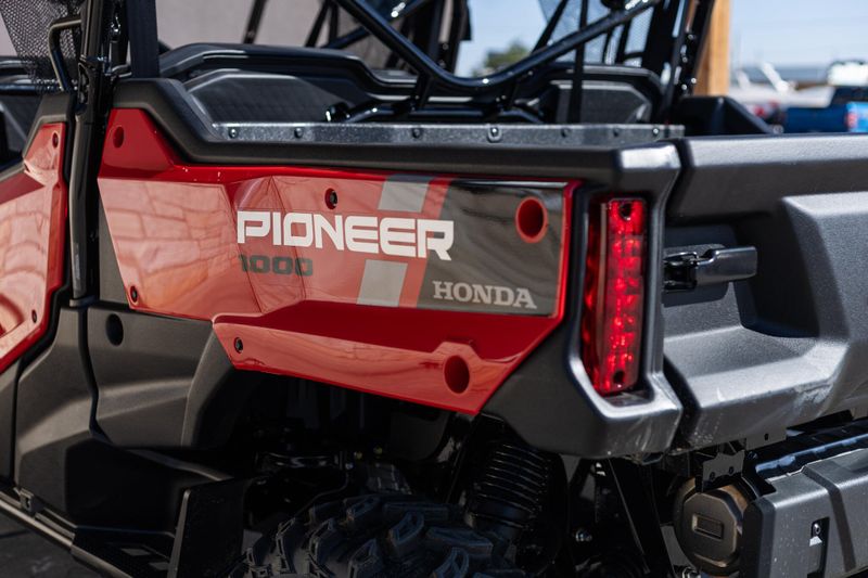 2025 Honda PIONEER 10006 CREW DELUXE HERO RED Image 12
