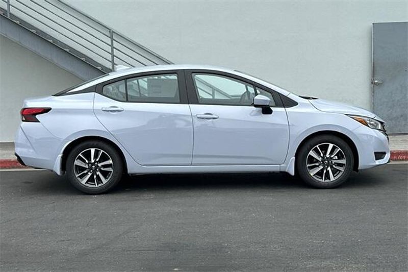 New 2025 Nissan Versa 1.6 SVImage 2