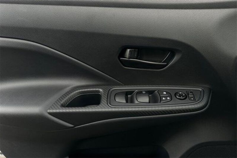 2025 Nissan Versa 1.6 SImage 8