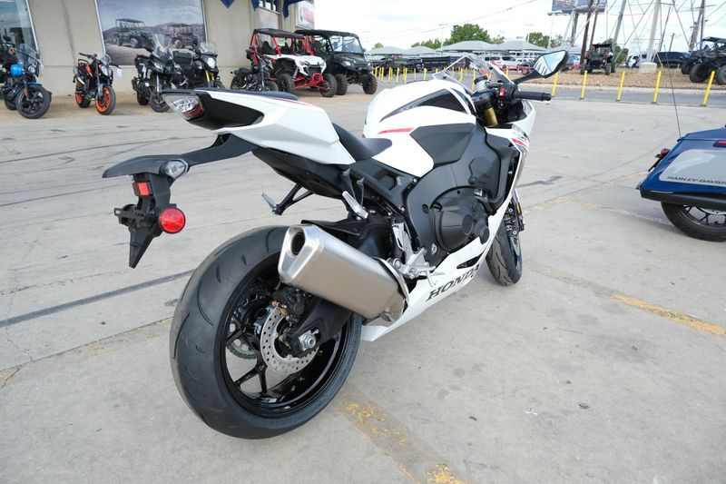 2025 Honda CBR1000RR ABS PEARL WHITEImage 7