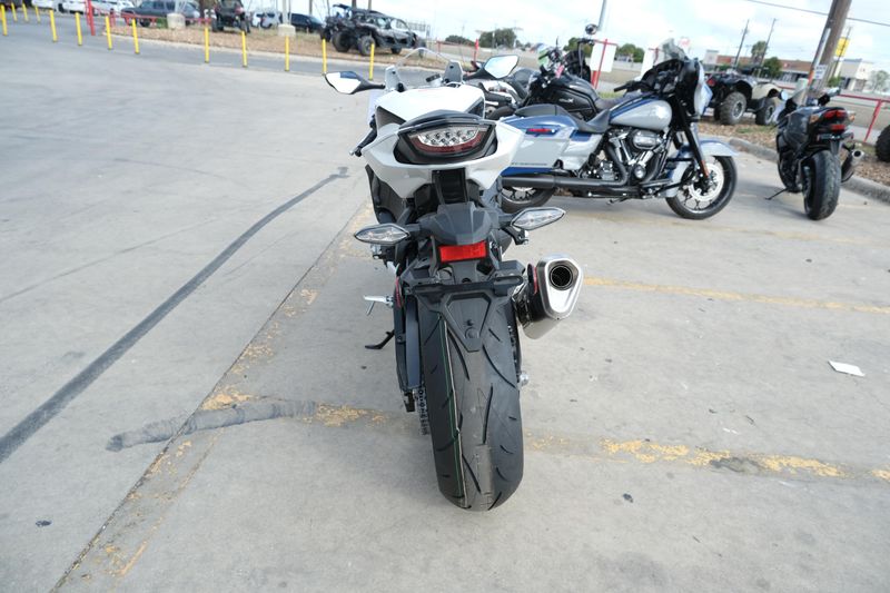 2025 HONDA CBR1000RR ABS PEARL WHITE in a PEARL WHITE exterior color. Family PowerSports (877) 886-1997 familypowersports.com 