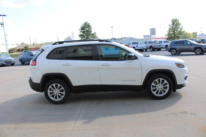 2022 Jeep Cherokee Latitude Lux photo 2