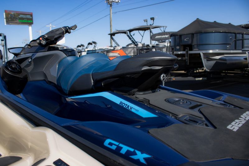 2025 SEADOO GTX 230 WITH SOUND SYSTEM IDF  BLUE ABYSS AND GULFSTREAM BLUE Image 4